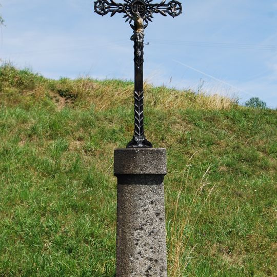 Kovový kříž jižně od Skoupého