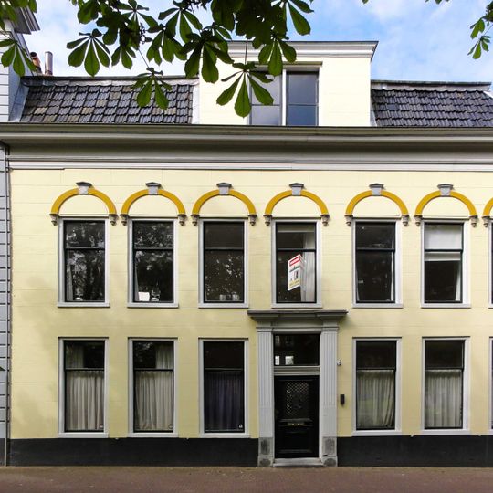 Pand van zeven traveeën breed met smalle vensters