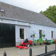 Houten loods, quasi natuursteen geblokt