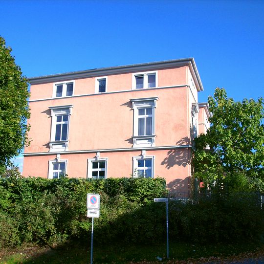 Villa mit Stützmauer zur Straße Bahnhofstraße 4