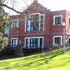 Hood River County Library and Georgiana Smith Park