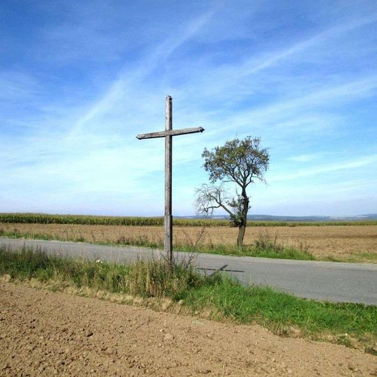 Kříž západně od Vrážného u rozcestí