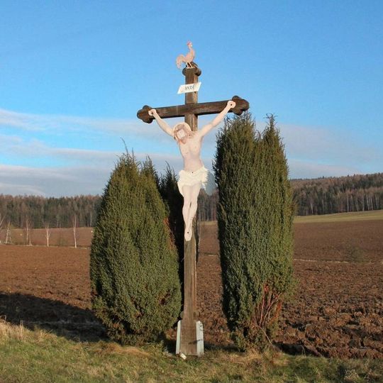 Dřevěný kříž ve Veleboři naproti hřbitovu