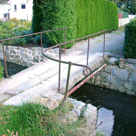 Steg aus drei Granitplatten über die Pulsnitz Schulstraße 11