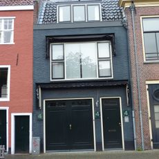 Pand met lijstgevel met hoog zadeldak in topgevels eindigend