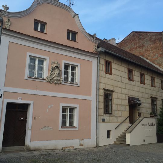 Reliéf svatého Jana Nepomuckého na domě Vlkova 10 ve Znojmě