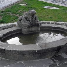 Ovales Brunnenbecken mit Frosch Platz am Frosch -