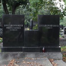 Cintorín ev. a. v. , hrob s náhrobníkom