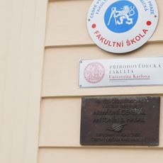 Pamětní deska generála Hasala na gymnáziu na Žižkově náměstí v Rakovníku