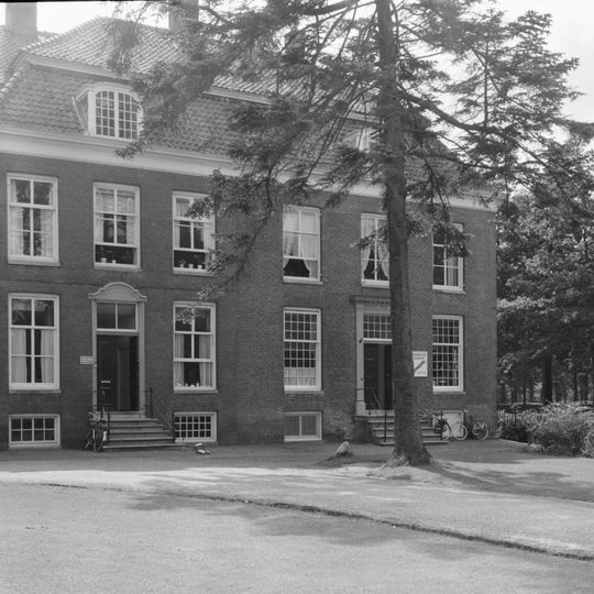 Pand met sobere lijstgevel