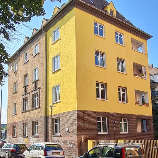 Mietshaus in halboffener Bebauung in Ecklage, Teil einer einheitlich gestalteten Häuserzeile Nordplatz 19