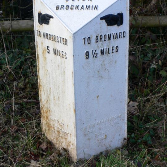 Milepost, roadside at SO7829953406