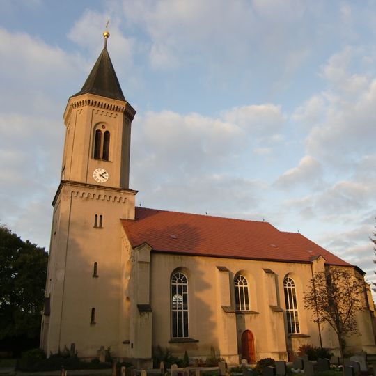Kirche mit Kirchhof und Einfriedung, Aufbahrungshäuschen , Denkmal für die Gefallenen des Ersten Weltkrieges und vier Grabmale Kirchstraße 8