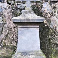 Kříž v zahradě domu 12 v Olešnici