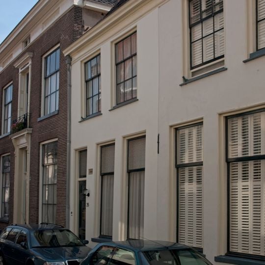 Pand met gepleisterde gevel en rechte kroonlijst