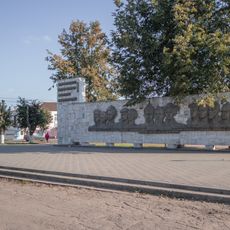 Площадь Революции, где в 1905 и 1917 годах проходили митинги и демонстрации. Здесь в 1915 году была расстреляна антивоенная демонстрация рабочих и захоронены тела убитых