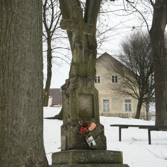 Kříž u kaple v Jiříně