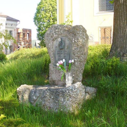 Pomník obětem okupace 1939-1945 u kostela v Pecce