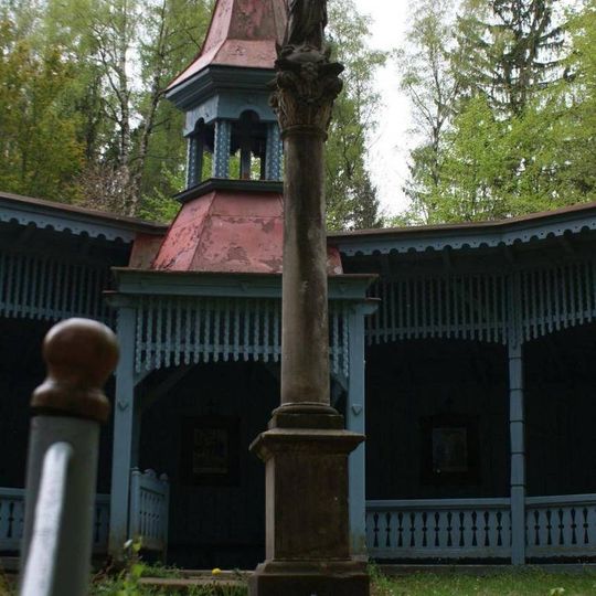 Sloup se sochou P. Marie před Loretou v Rokoli