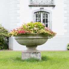 Meerssenhoven Castle: garden vases