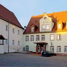 Gutsverwalterhaus (Nr. 1) und Herrenhaus (Nr. 2) eines Rittergutes Steinhof 1; 2