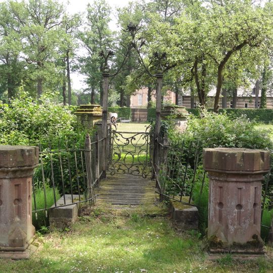 Heeswijk: westelijke toegang tot het weiland met de kas