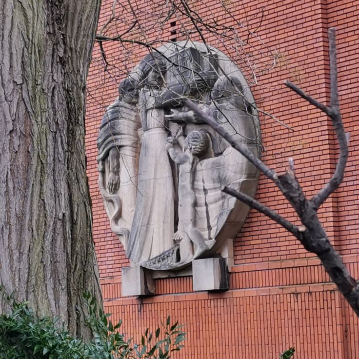 George Eastman offering France the stomatological institute bearing his name