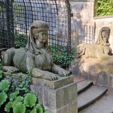 Die beiden Sphinx-Figuren  an der ädikulanischen Treppe werden Johann Gottfried Schadow zugeschrieben.