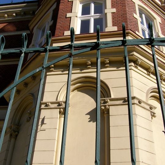 Škola, múr ohradný s oplotením