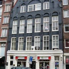 Werkhuis met gevel op fraaie houten pui