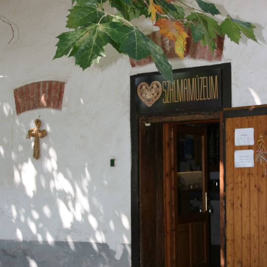 Straw-Treasure-Store