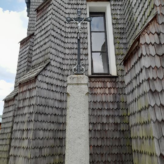 Kříž vlevo od vchodu do kostela svatého Štěpána na Kvildě