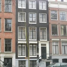 Pand met gevel deur en empire roedenverdeling