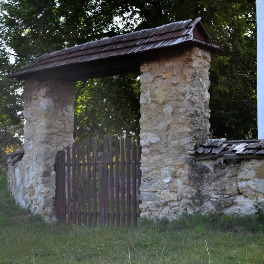 Kostol P. M. Kráľovnej anjelov, múr ohradný s bránou