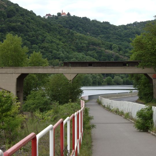 Most dopravníkového pásu přes silnici II/261 pod kamenolomem Libochovany