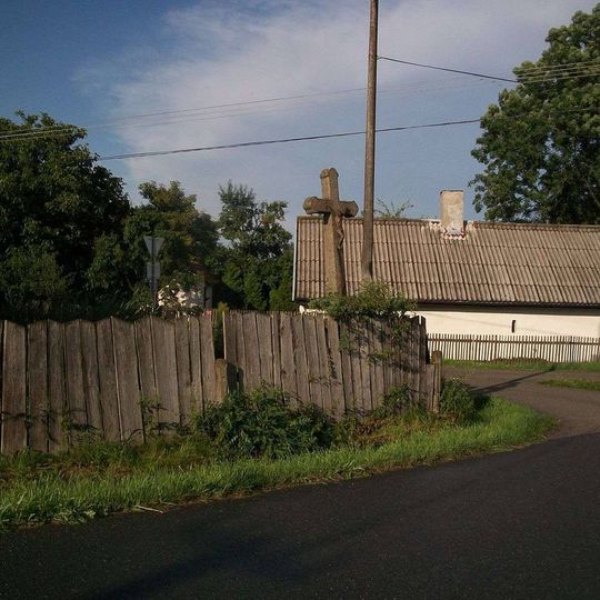 Kříž v Radkově za plotem