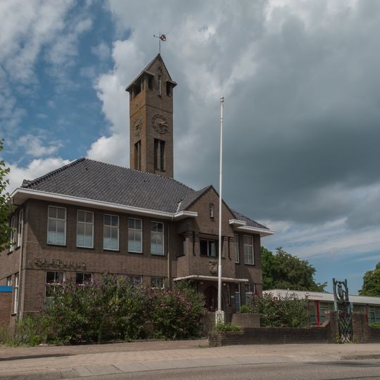 Voorm. gemeentehuis met oorlogsmonument