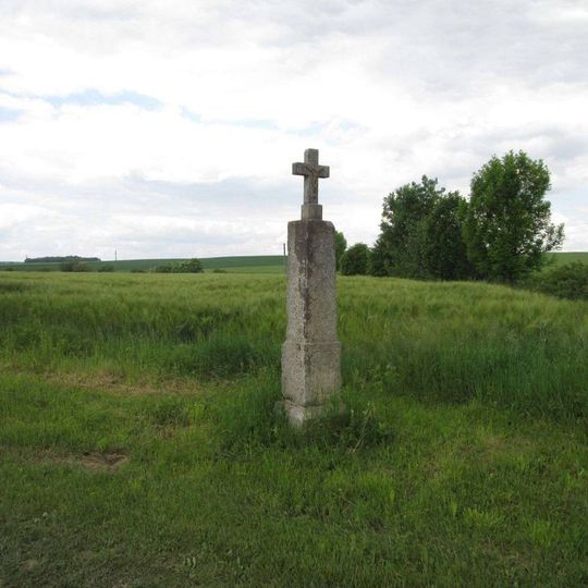 Kříž západně od Záluží u rozcestí