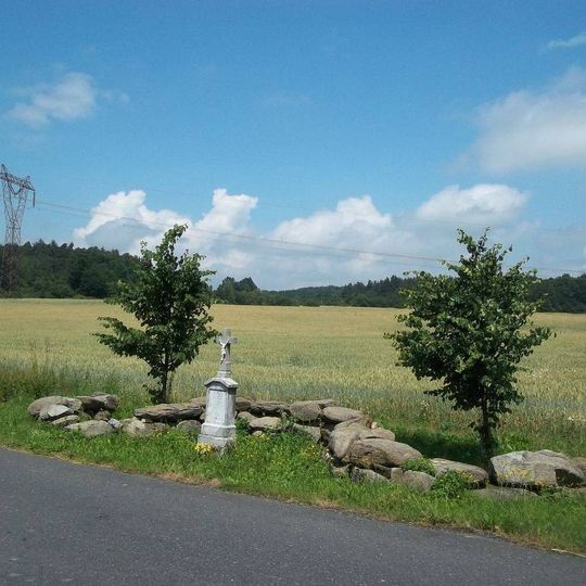 Kříž východně od Kvášňovic u křižovatky