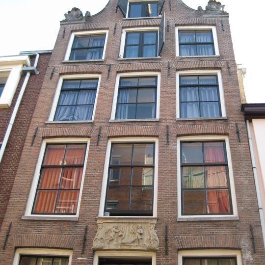 Pand met ingezwenkte halsgevel gedateerd onder de krullen