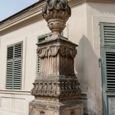 Váza na pilíři v opěrné zdi zámecké zahrady