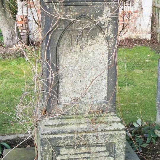 Kříž v zahradě domu 7 u silnice z Rožan do Královky