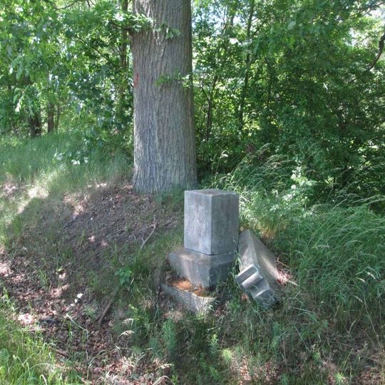 Kříž západně od Chodové Plané