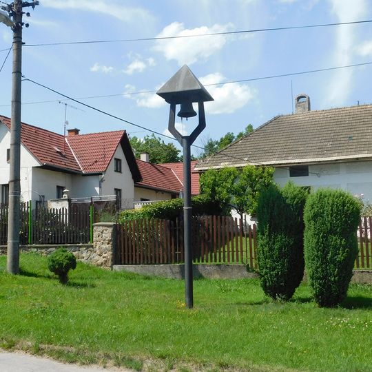 Zvonička na návsi v Komárovicích