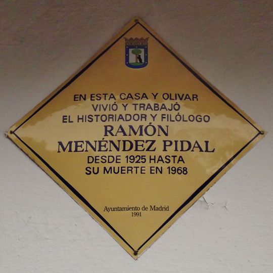 Commemorative plaque to Ramón Menéndez Pidal