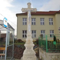Kříž u obecního úřadu v Petrovicích