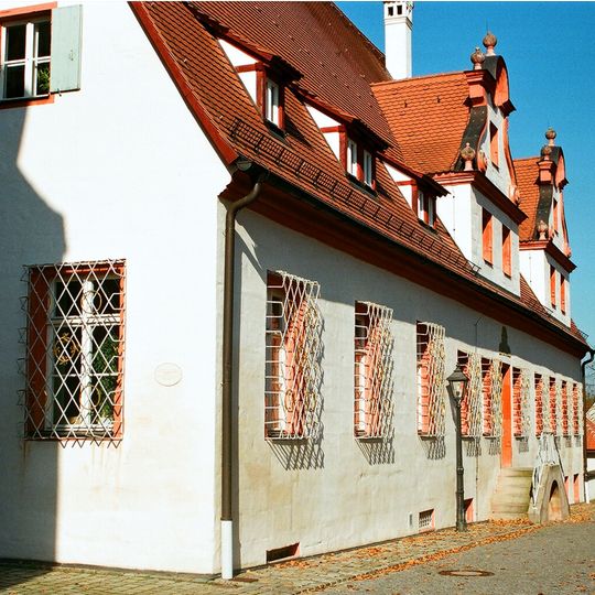 Ehemaliger Kanzlei- und Festsaaltrakt der herzoglichen Residenz, dann Rentamt, jetzt Finanzamt