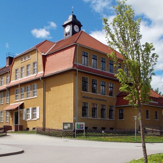 Schule und Turnhalle Lutherplatz 24c