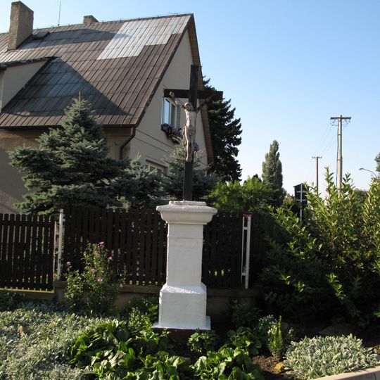 Kříž v Ústecké ulici ve Lhotce nad Labem