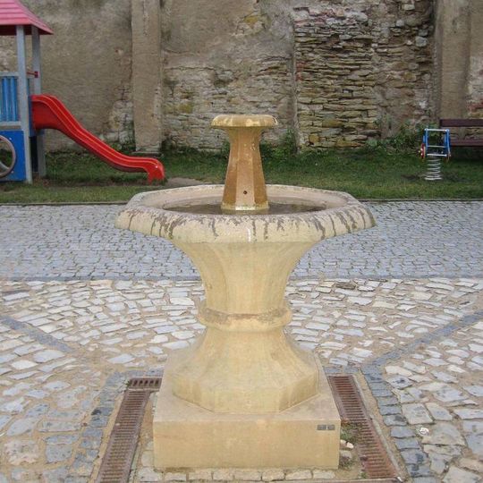 Kašna ve vnitrobloku u Náměstí míru v Mělníku